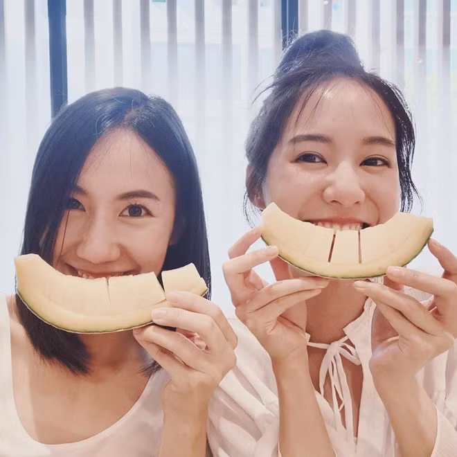 Không chỉ thân thiết trong cuộc sống, họ còn giúp đỡ nhau trong công việc. Pimtha không ít lần xuất hiện trong các vlog của bạn thân. Còn Mayy R luôn nhiệt tình "lăng-xê" cho cửa hàng của bạn trên trang cá nhân.