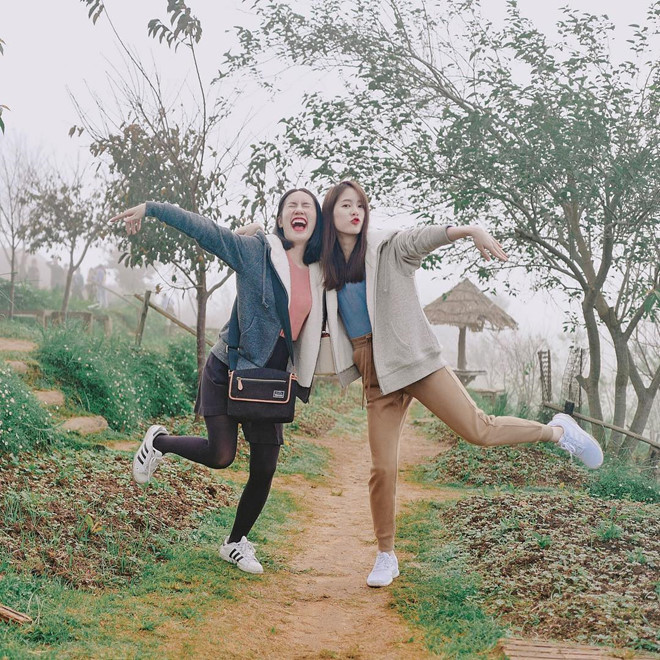 Những khoảnh khắc hài hước hay tạo dáng "lầy lội" của hai hot girl khi chụp ảnh chung khiến dân mạng thích thú.