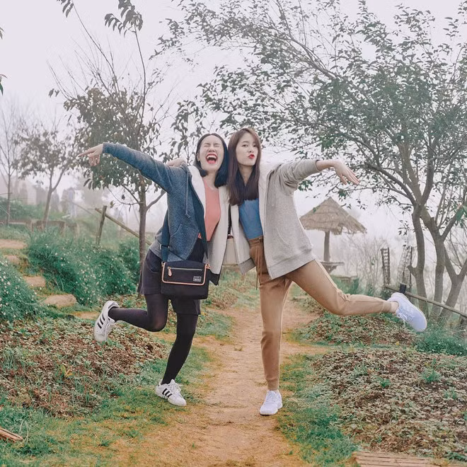 Những khoảnh khắc hài hước hay tạo dáng "lầy lội" của hai hot girl khi chụp ảnh chung khiến dân mạng thích thú.