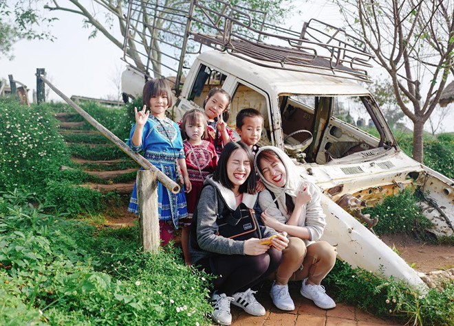 Tuy vậy, đôi bạn vẫn rất ăn ý, vui vẻ khi ở cạnh nhau. Trên trang cá nhân, cả hai thường xuyên khoe ảnh đi chơi, du lịch chung.