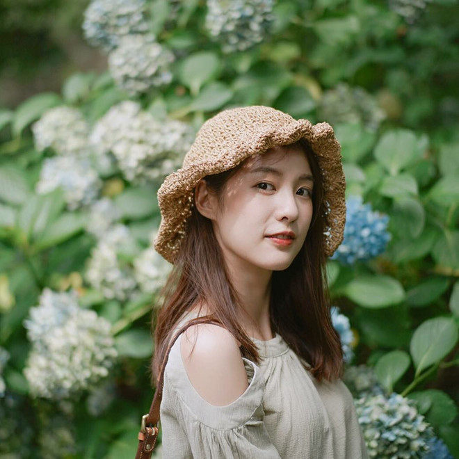 Pimtha (23 tuổi) được biết đến như hot girl có sức ảnh hưởng lớn không chỉ tại Thái Lan, mà còn ở nhiều nước khác tại châu Á bởi vẻ đẹp thuần khiết, dễ thương. Sở hữu chiều cao khiêm tốn 1,54 m, song hot girl là fashion icon của giới trẻ khi có gu thời trang bắt kịp xu hướng. 9X ghi điểm khi có thể nói thành thạo 3 thứ tiếng: Thái, Nhật và Anh.