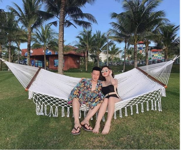 Trong khi đó, tên trang cá nhân, cầu thủ Huy Hùng gửi lời chúc năm mới nhiều thành công tới các thành viên trong đội tuyển Việt Nam và người hâm mộ. Anh chàng không quên đăng ảnh bên bạn gái Thuỳ Dương trong ngày đầu năm.