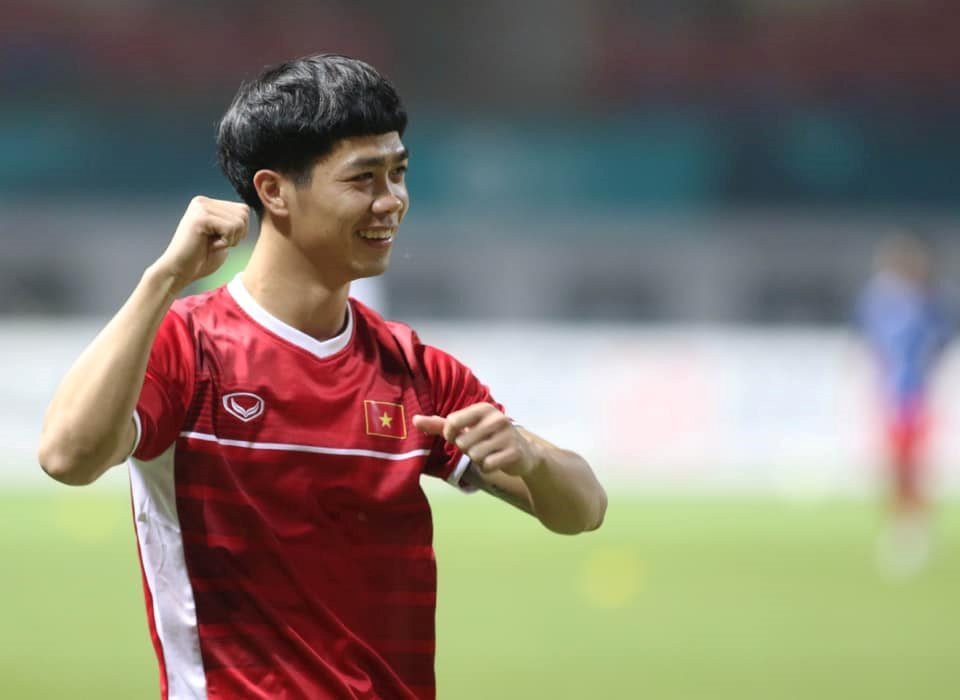 Tuyển thủ "điệu đà" nhất đội tuyển Việt Nam - Nguyễn Công Phượng cũng không quên nhắn gửi lời tri ân tới người hâm mộ: "Cảm ơn tất cả các anh chị, các bạn đã luôn bên cạnh Phượng trong suốt những thời gian qua, cùng hoà nhịp và cùng tạo nên những khoảnh khắc phi thường nhất. Nhờ đó mà Phượng được nghe, được học và được lớn lên rất nhiều. Năm mới, hành trình mới đang đợi tất cả chúng ta ở phía trước. Phượng chúc cả nhà thêm nhiều thành công, an khang thịnh vượng và cùng Phượng chúng ta có thể cùng nhau tạo ra nhiều điều kì tích hơn nữa nhé mọi người"