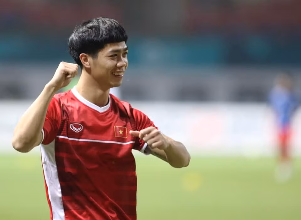 Tuyển thủ "điệu đà" nhất đội tuyển Việt Nam - Nguyễn Công Phượng cũng không quên nhắn gửi lời tri ân tới người hâm mộ: "Cảm ơn tất cả các anh chị, các bạn đã luôn bên cạnh Phượng trong suốt những thời gian qua, cùng hoà nhịp và cùng tạo nên những khoảnh khắc phi thường nhất. Nhờ đó mà Phượng được nghe, được học và được lớn lên rất nhiều. Năm mới, hành trình mới đang đợi tất cả chúng ta ở phía trước. Phượng chúc cả nhà thêm nhiều thành công, an khang thịnh vượng và cùng Phượng chúng ta có thể cùng nhau tạo ra nhiều điều kì tích hơn nữa nhé mọi người"