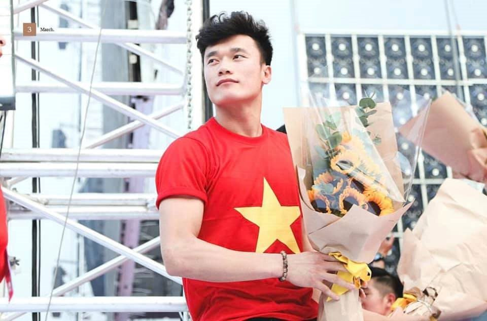 Thủ môn Bùi Tiến Dũng nói lời cảm ơn tới gia đình, những người luôn theo dõi và ủng hộ anh suốt một năm qua. Tiến Dũng không quên gửi lời chúc may mắn, thành công, tài lộc tới những người yêu mến mình.