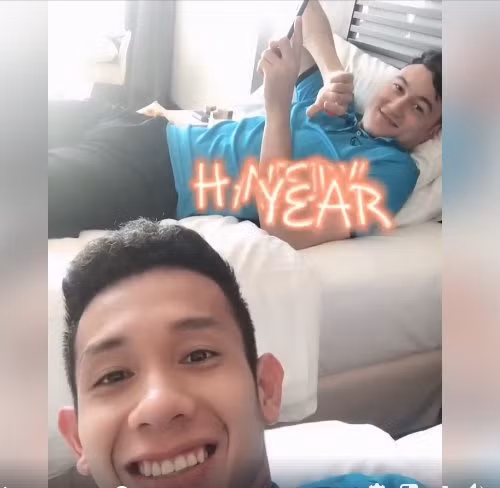 Trong khi đó, Nguyễn Phong Hồng Duy khiến người hâm mộ thích thú khi chia sẻ khoảnh khắc hài hước bên đồng đội Đặng Văn Lâm. Hai cầu thủ của đội tuyển Việt Nam gửi lời chúc năm mới an lành tới người hâm mộ bóng đá nước nhà.