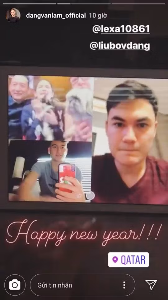Không khoe ảnh chụp cùng đồng đội hay trái bóng, thủ môn Đặng Văn Lâm đăng tải hình ảnh trò chuyện với gia đình trong ngày đầu năm mới.