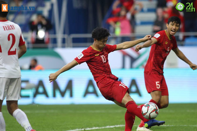Phút 51, xuất phát từ một pha phối hợp bên cánh phải, Trọng Hoàng tạt bóng cắt ngang khung thành Jordan cực kỳ khó chịu và Công Phương đã tìm đúng điểm đến của quả bóng và có pha đệm lòng tung nóc lưới, san hòa tỉ số. Số 10 của ĐT Việt Nam chính là cầu thủ đầu tiên chọc thủng lưới Jordan tại Asian Cup 2019.