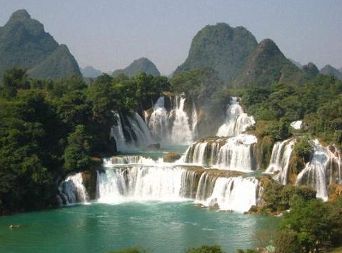 Thác Chín Tầng cách thành phố Pleiku khoảng 20km, tên gọi Chín Tầng bắt nguồn từ một đặc điểm đặc biệt của dòng thác này, chính là thác phân thành 9 tầng riêng biệt chảy xuống các hộc đá bên dưới bọt phun trắng xóa.