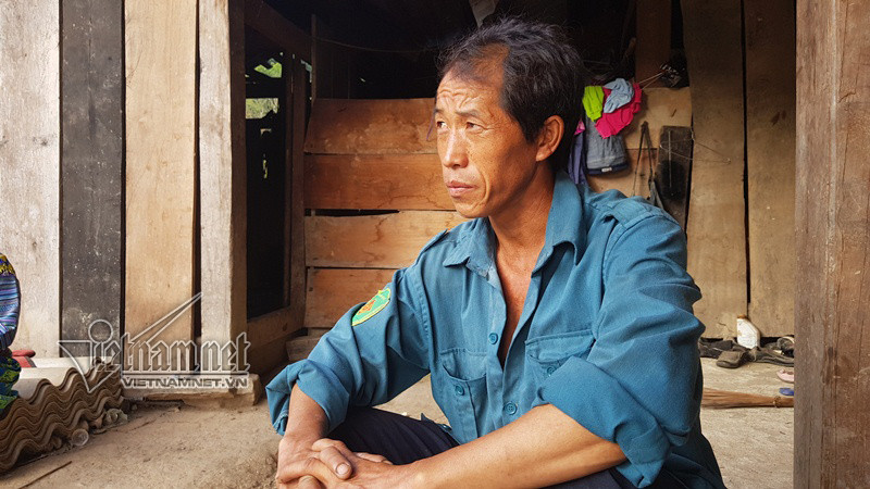 Ông Chính (bố em L) mong ngóng con gái trở về