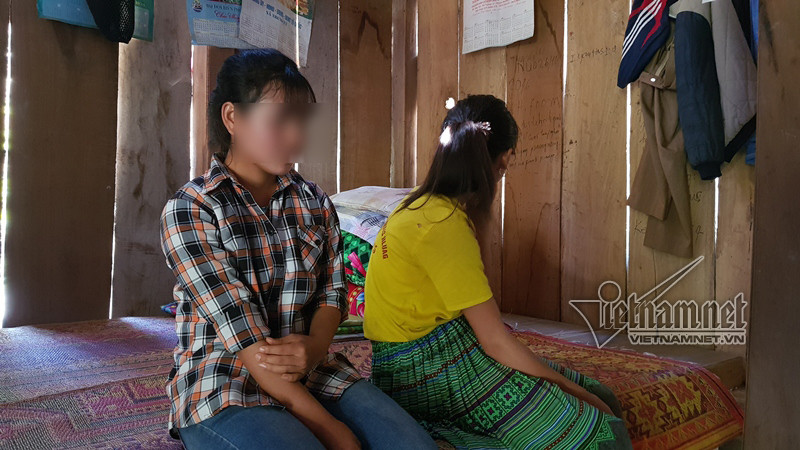 Hai em L. (áo sọc) và T. may mắn được cứu thoát trước khi bị bán sang Trung Quốc