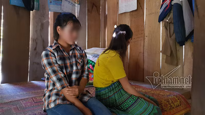 Hai em L. (áo sọc) và T. may mắn được cứu thoát trước khi bị bán sang Trung Quốc