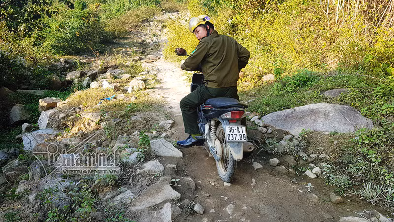 Con đường vào bản Xa Lao gập gềnh, heo hút