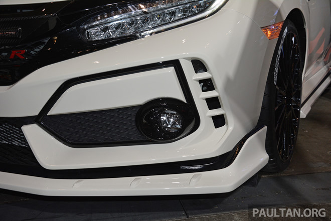 Mugen là hãng chuyên cung cấp các gói độ và thực hiện các phiên bản đặc biệt cho Honda. Trên chiếc Honda Civic Type R, những thay đổi dễ nhận thấy ở phần cản trước và ốp sườn. Các cửa hút gió giả được làm nhỏ hơn, cùng màu thân xe.