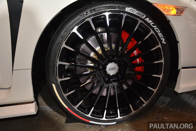 Mâm xe đa chấu kích thước 20 inch phối màu tương tự như trên bản độ RC20GT. Xe sử dụng lốp Michelin Pilot Sport Cup 2.