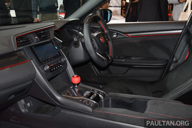 Về nội thất, bản độ Honda Civic Type R sử dụng tone màu đen-đỏ chủ đạo, ghế đua bọc da lộn Alcantara, logo Mugen được may trên tựa đầu.