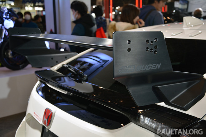 Cản sau cỡ lớn gây ấn tượng mạnh, cụm 3 ống xả được thay bằng ống xả kép. Logo Mugen được gắn ngay bên dưới nhãn Type R.