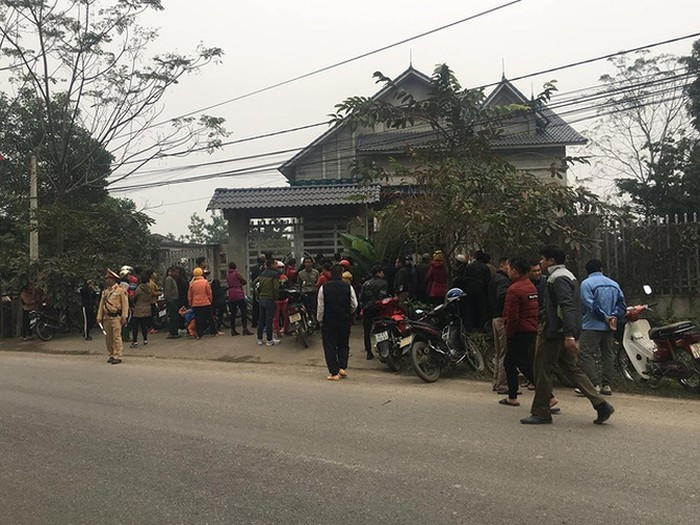 Báo Tổ quốc còn dẫn thông tin từ nhiều người dân địa phương cho biết, bà H. và nghi phạm có mối quan hệ tình cảm với nhau đã một thời gian. Còn ông Nguyễn H không có nghề nghiệp ổn định, tuy nhiên là người hiền lành, gia đình có hai con, vợ chồng ông này cũng đã ly thân từ 7 năm trước.(Ảnh: Người Lao Động)