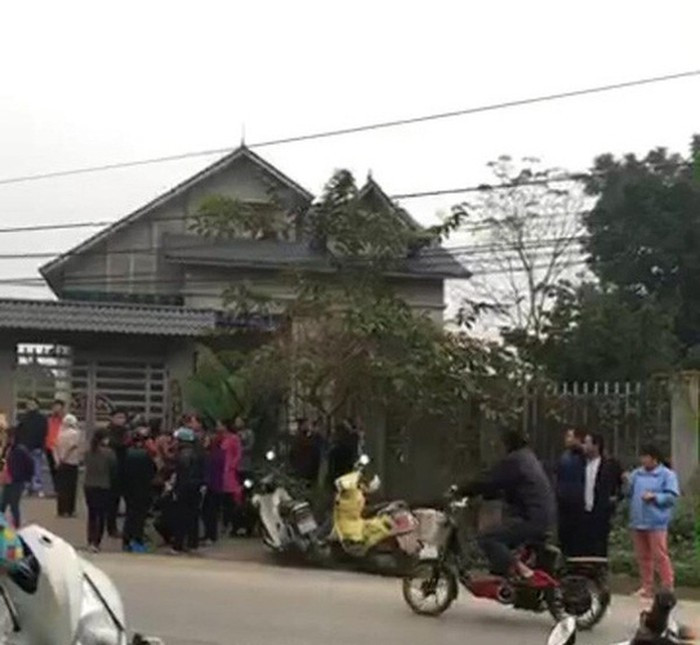 Trước đó, khoảng 12h30 ngày 24/1, khi người thân sang nhà bà Vi Thị H. cùng ở khu 11, xã Võ Lao, huyện Thanh Ba, Phú Thọ) thì bàng hoàng phát hiện 2 mẹ con đã tử vong, trên người có nhiều vết thương nên đã báo cơ quan chức năng. Trong ảnh: Ngôi nhà nơi xảy ra vụ án. (Ảnh: Báo Giao thông)