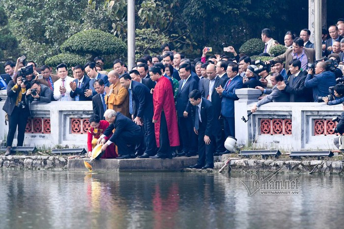 ổng bí thư, Chủ tịch nước và phu nhân cùng đoàn dâng hương ở đền Ngọc Sơn.