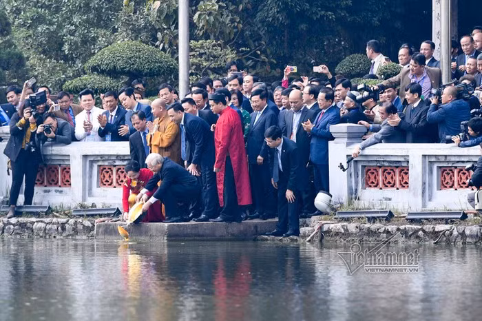 ổng bí thư, Chủ tịch nước và phu nhân cùng đoàn dâng hương ở đền Ngọc Sơn.