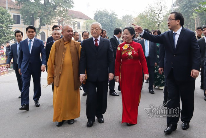 Tổng bí thư, Chủ tịch nước và phu nhân hỏi thăm người dân.