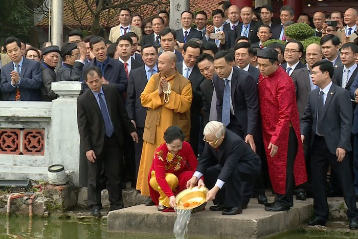 Tổng bí thư, Chủ tịch nước Nguyễn Phú Trọng và phu nhân cùng bà con kiều bào thực hiện nghi thức thả cá chép.