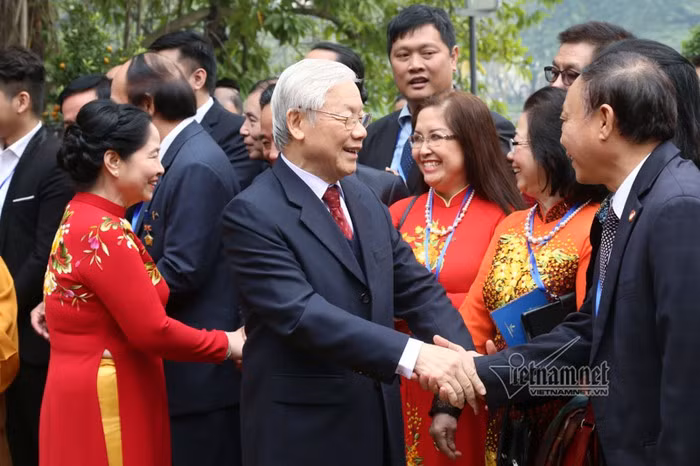 Tổng bí thư, Chủ tịch nước và phu nhân cùng đoàn vào đền Ngọc Sơn dâng hương.