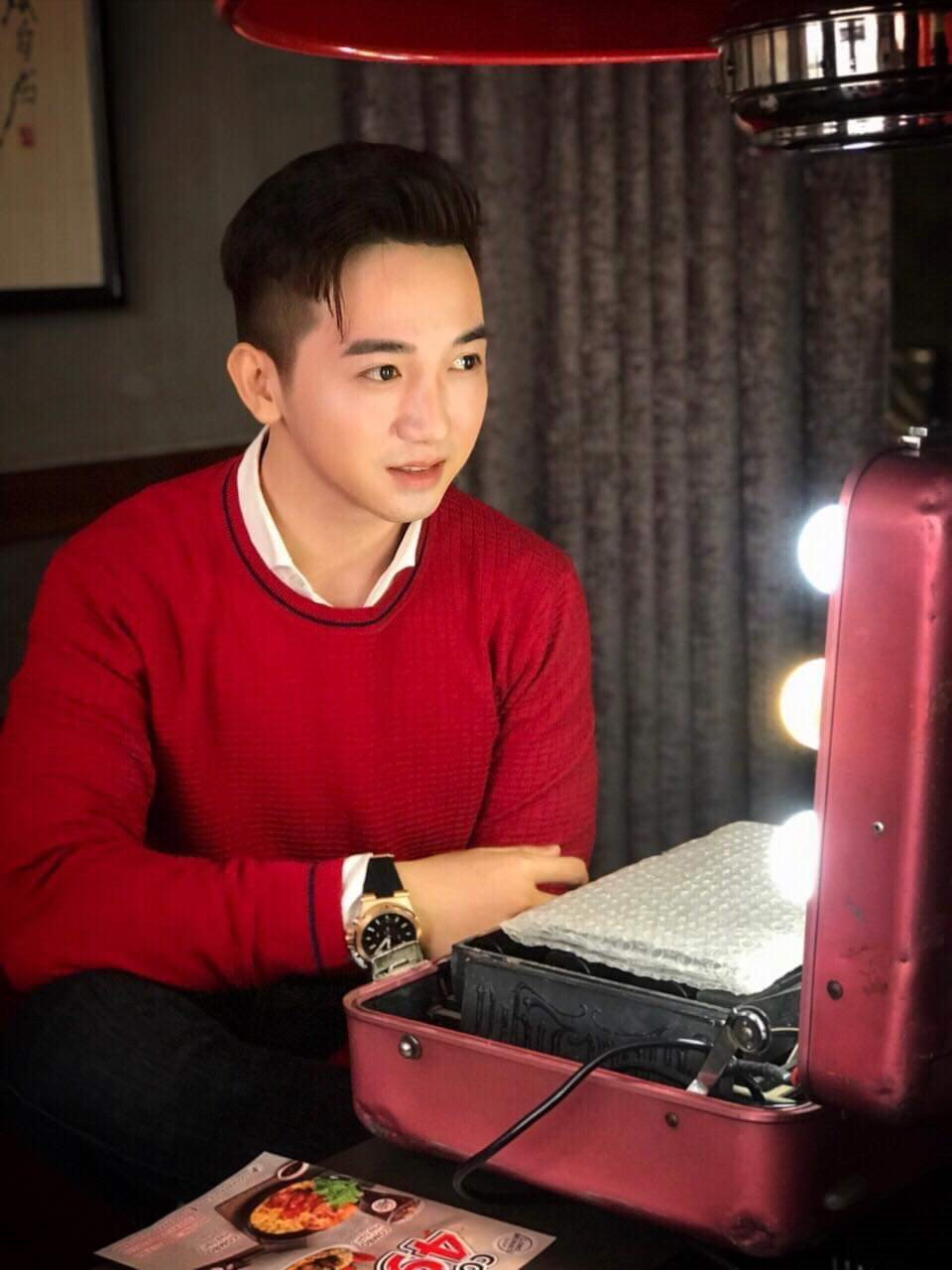 Song song với đó, Hồng Phong vẫn tiếp tục với công việc mẫu ảnh thời trang và quảng cáo để thỏa mãn đam mê của mình.