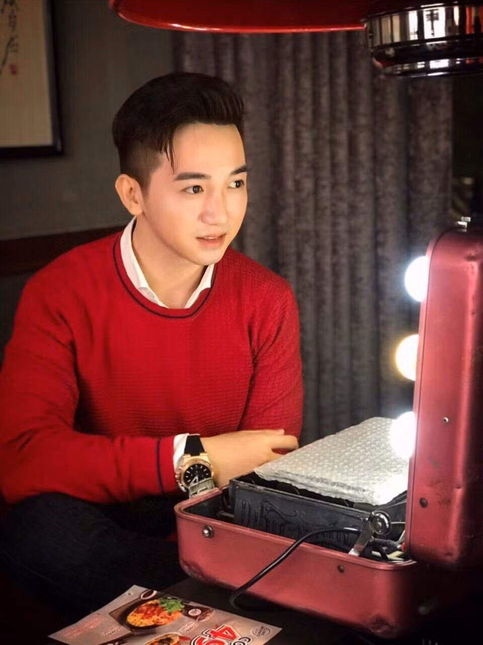 Song song với đó, Hồng Phong vẫn tiếp tục với công việc mẫu ảnh thời trang và quảng cáo để thỏa mãn đam mê của mình.