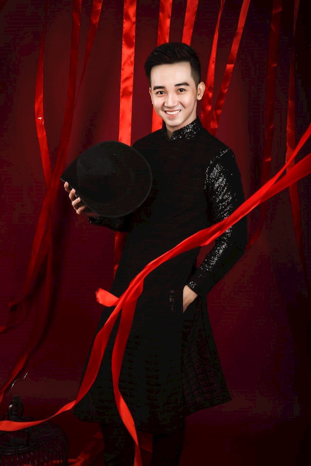 Hồng Phong yêu mến gu thời trang thanh lịch, anh chia sẻ rằng: "Chỉ cần 1 chiếc áo thun và quần jeans, áo khoác nhưng vẫn tự tạo ra được nét riêng của mình, sự phóng khoáng thoải mái luôn là sự lựa chọn hàng đầu của Phong. Ngoài ra thì Phong cũng rất thích áo dài Việt Nam, mình luôn ưu tiên những buổi chụp áo dài trong suốt buổi shooting".