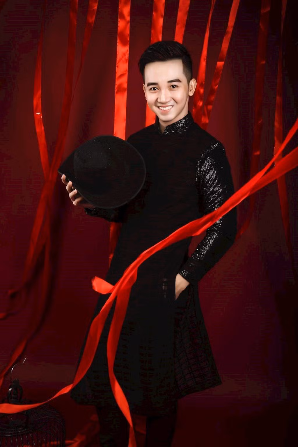 Hồng Phong yêu mến gu thời trang thanh lịch, anh chia sẻ rằng: "Chỉ cần 1 chiếc áo thun và quần jeans, áo khoác nhưng vẫn tự tạo ra được nét riêng của mình, sự phóng khoáng thoải mái luôn là sự lựa chọn hàng đầu của Phong. Ngoài ra thì Phong cũng rất thích áo dài Việt Nam, mình luôn ưu tiên những buổi chụp áo dài trong suốt buổi shooting".