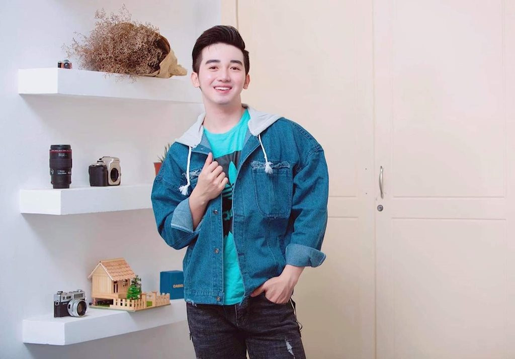 Bận rộn cho những lịch trình chạy show khiến chàng trai trẻ không khỏi mệt mỏi. Thậm chí kiệt sức sốt cao phải nhập viện, nhưng anh vẫn cố gắng tới lớp để hoàn thành chương trình học của mình.