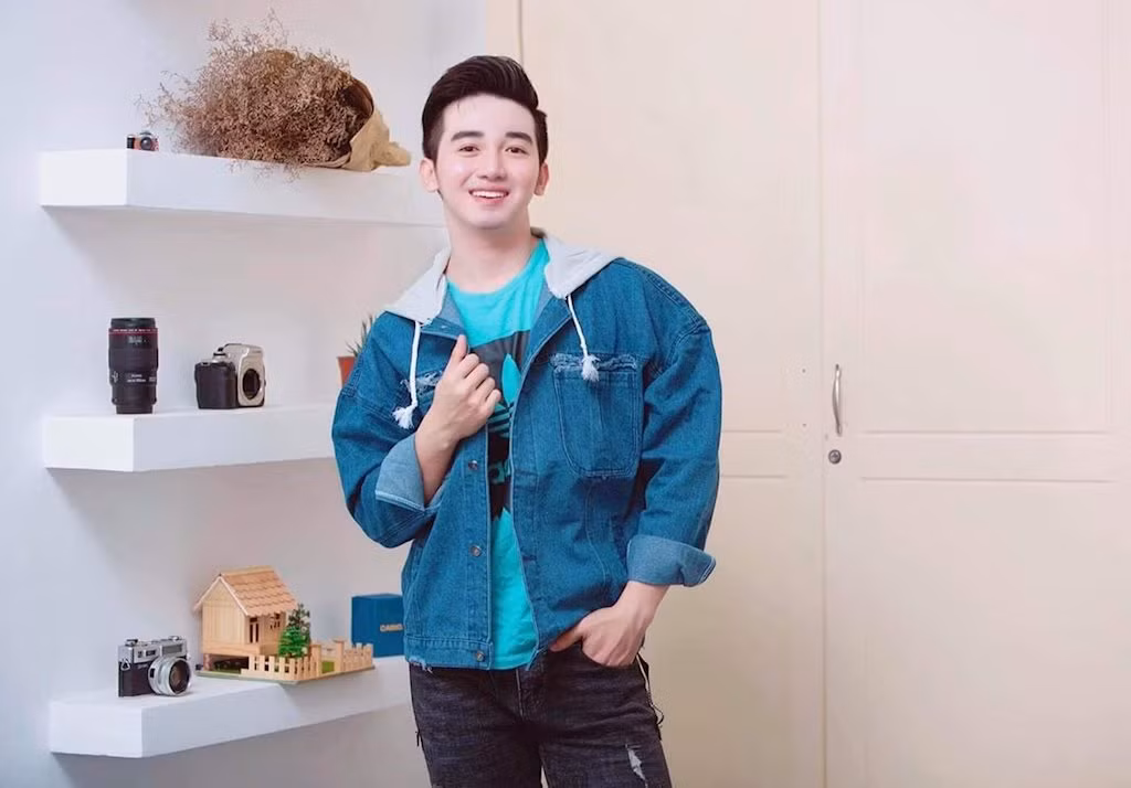 Bận rộn cho những lịch trình chạy show khiến chàng trai trẻ không khỏi mệt mỏi. Thậm chí kiệt sức sốt cao phải nhập viện, nhưng anh vẫn cố gắng tới lớp để hoàn thành chương trình học của mình.