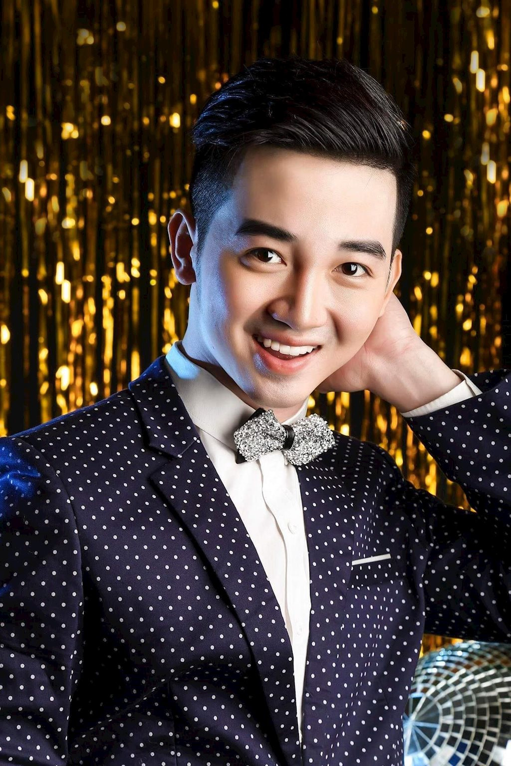 Hồng Phong bén duyên với nghề mẫu ảnh từ 2 năm trước nhờ sở hữu gương mặt điển trai, dáng vẻ thư sinh như diễn viên Hàn Quốc.