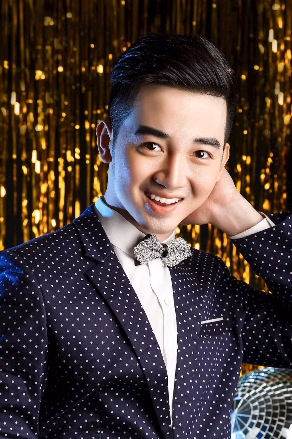 Hồng Phong bén duyên với nghề mẫu ảnh từ 2 năm trước nhờ sở hữu gương mặt điển trai, dáng vẻ thư sinh như diễn viên Hàn Quốc.