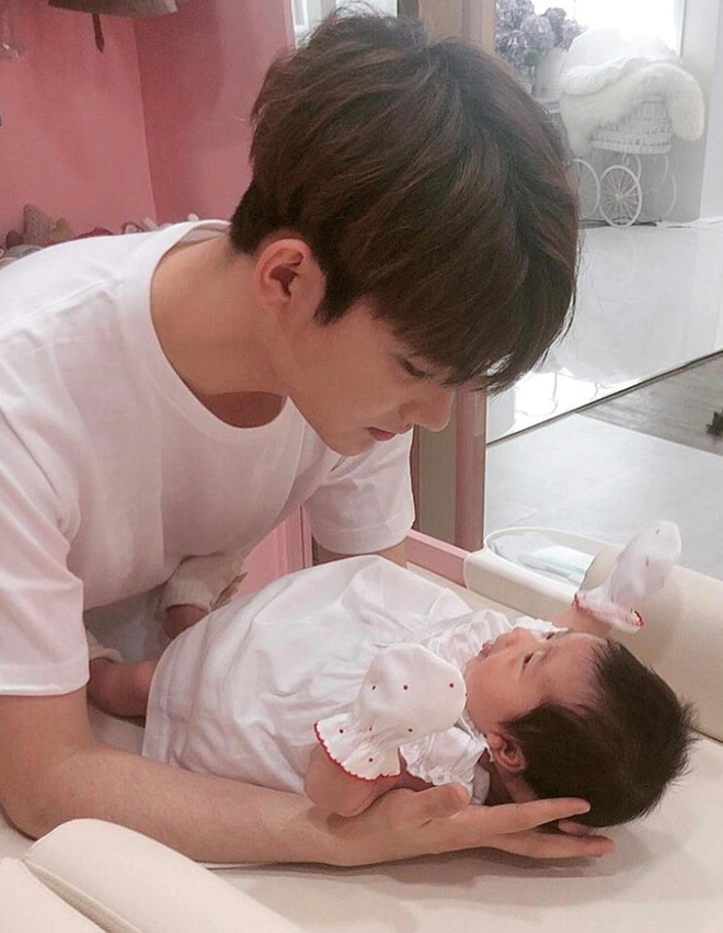 Chong kem 18 tuoi cua Hoa hau Han Quoc khoe anh con dau long