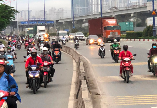 Ron nguoi canh xe may “gion mat tu than” o cua ngo Sai Gon-Hinh-6