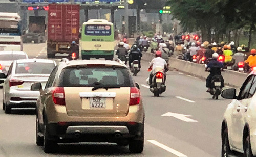 Ron nguoi canh xe may “gion mat tu than” o cua ngo Sai Gon-Hinh-3