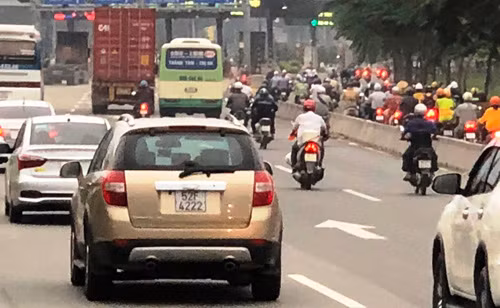 Ron nguoi canh xe may “gion mat tu than” o cua ngo Sai Gon-Hinh-3