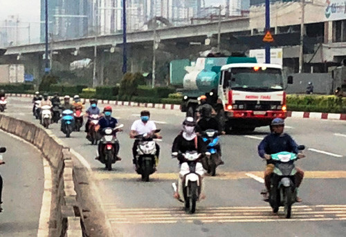 Ron nguoi canh xe may “gion mat tu than” o cua ngo Sai Gon-Hinh-5