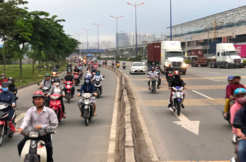 Ron nguoi canh xe may “gion mat tu than” o cua ngo Sai Gon-Hinh-4