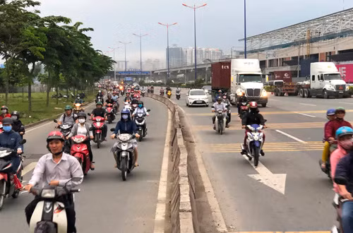 Ron nguoi canh xe may “gion mat tu than” o cua ngo Sai Gon-Hinh-4