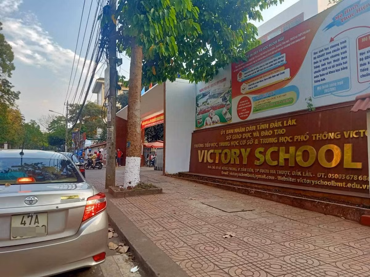 Nu sinh bi huy ket qua trung tuyen lop 10, Truong Victory noi gi?