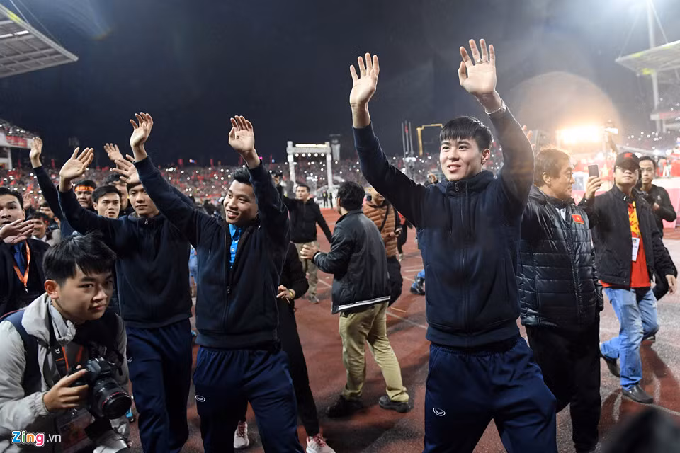 Các tuyển thủ được vinh danh tại "chảo lửa" Mỹ Đình. Ảnh: Zing.