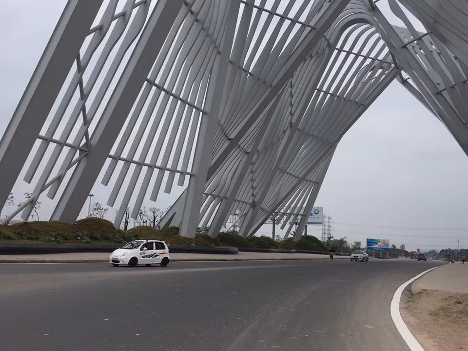 Lòng đường rộng rãi thoáng đãng.