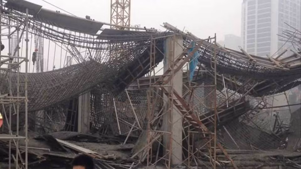 Lực lượng công an đã căng dây bảo vệ hiện trường phục vụ công tác điều tra nguyên nhân sập giàn giáo.