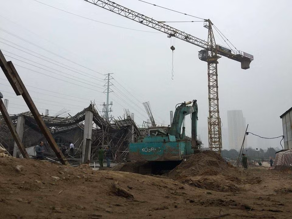 Thông tin mới nhất liên quan vụ sập giàn giáo xảy ra lúc 2h30 rạng sáng 17/1 tại công trình xây dựng ở đường Tố Hữu (phường Đại Mỗ, quận Nam Từ Liêm, Hà Nội) khiến 3 người chết, 3 người bị thương, tại hiện trường vụ việc, bộ khu vực được căng kín bạt.