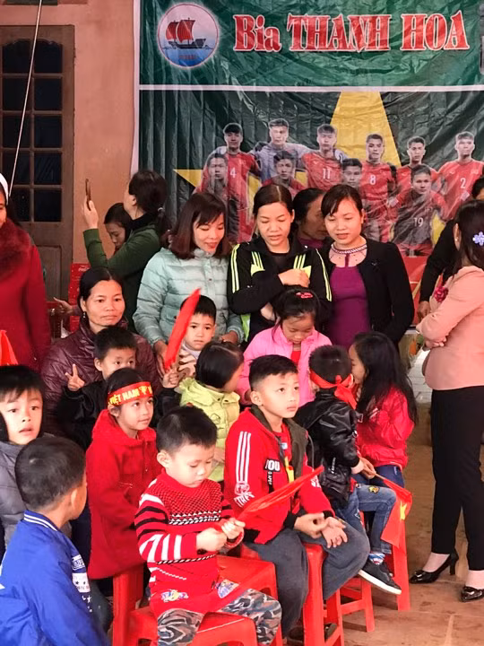 Khắp không gian căn nhà thủ môn Bùi Tiến Dũng là màu cờ sắc áo, băng rôn khẩu hiệu. Từ người già đến trẻ em ai nấy đều vui tươi tự hào. Gia chủ đã bố trí sẵn ti vi 65 inch để phục vụ bà con xem chung kết giữa Việt Nam và Uzbekistan.