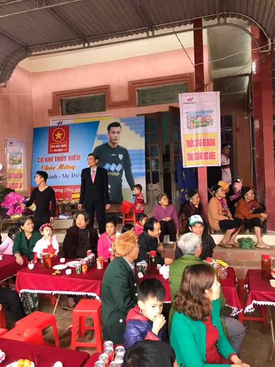 Dù chưa đến thời điểm trận đấu diễn ra, nhưng không khí tưng bừng phấn khởi tại nhà ông Bùi Văn Khánh khiến nhiều người phấn khích.